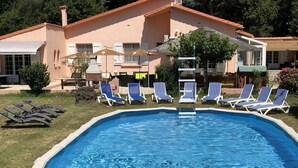 A swimming pool with lounge chairs and a building in the background. - VILLA 230 m² - 16 Pers - 8chambres -4000m² de parc /piscine 10 x 5m a 5 mn plage (Argelès-sur-Mer)