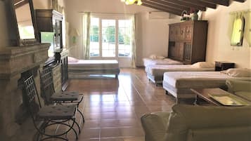 8 slaapkamers, een strijkplank/strijkijzer, wifi