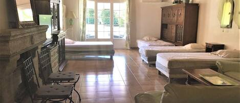 8 bedrooms, iron/ironing board, WiFi