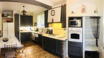 Een koelkast, een microgolfoven, een oven, een kookplaat