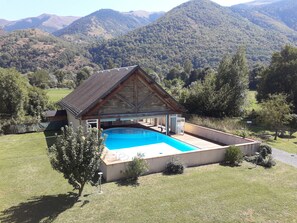 Una piscina al aire libre, una piscina climatizada