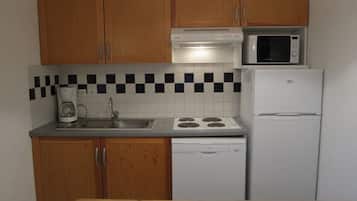 Een koelkast, een microgolfoven, een kookplaat, een vaatwasser