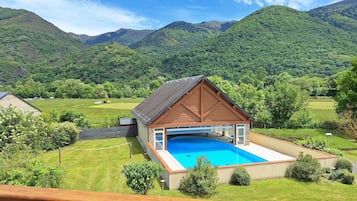 Een buitenzwembad en een verwarmd zwembad