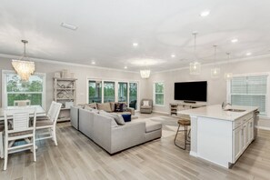 Smart TV - Beautiful Villa in Lost Key | EV Charger | Screened Balcony | Private Beach Club | Pools | Free Golf (Pensacola)