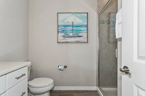 Combined shower/tub, hair dryer, towels, shampoo - Beautiful Villa in Lost Key | EV Charger | Screened Balcony | Private Beach Club | Pools | Free Golf (Pensacola)