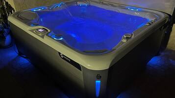 Tina de hidromasaje al aire libre