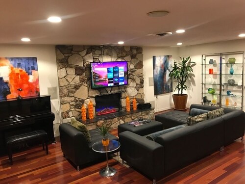 4 bedroom, 3 bath Modern Home with Hot Tub