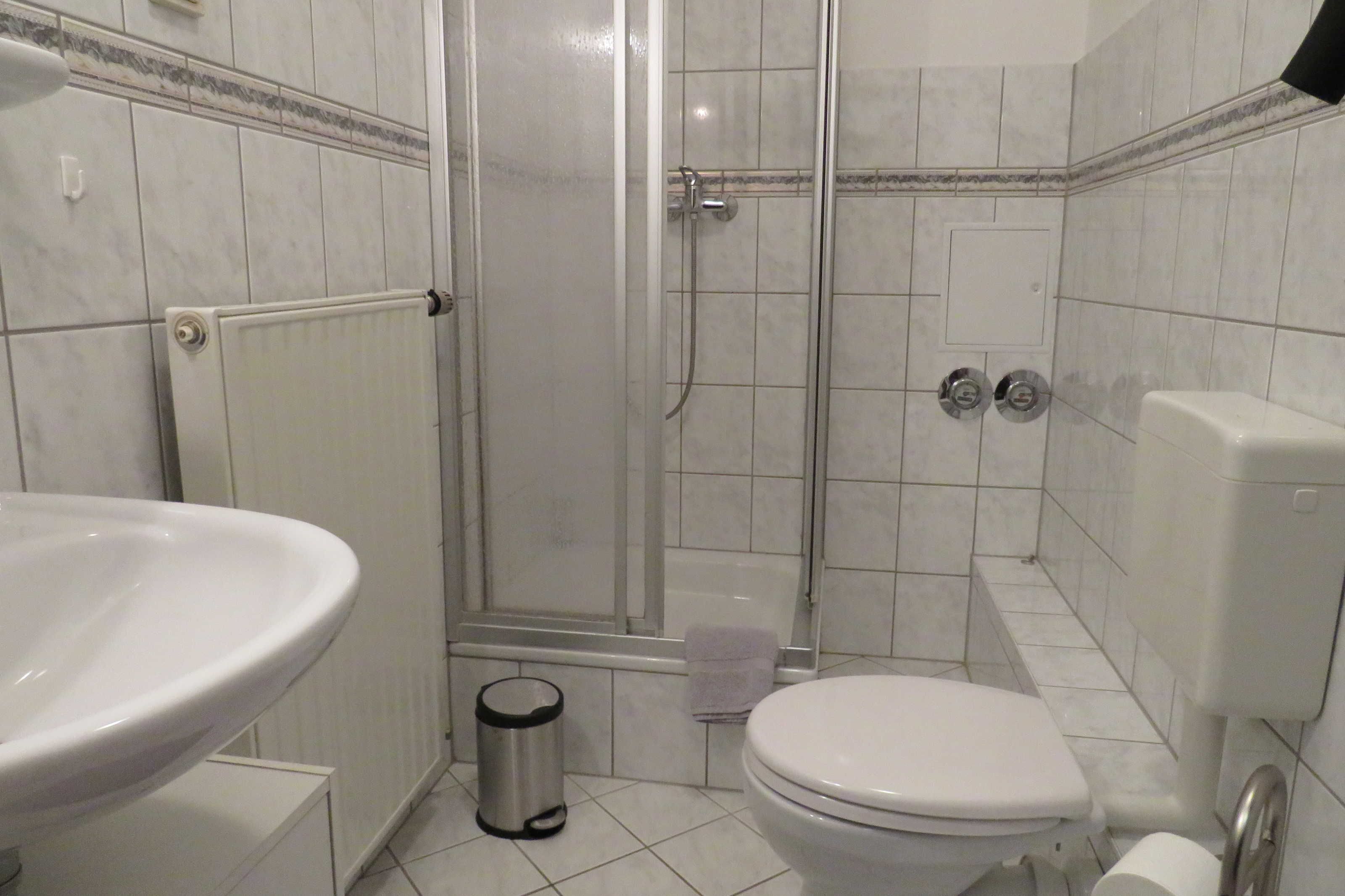 Dusche, Haartrockner, Handtücher, Seife