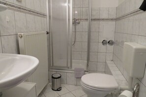 Dusche, Haartrockner, Handtücher, Seife