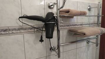 Haartrockner, Handtücher, Seife, Toilettenpapier