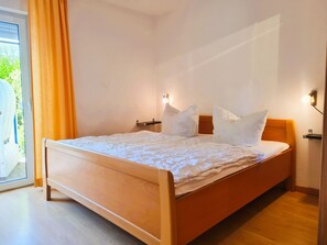 2 bedrooms, travel crib, WiFi