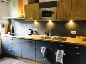 Réfrigérateur, micro-ondes, lave-vaisselle, cafetière/bouilloire