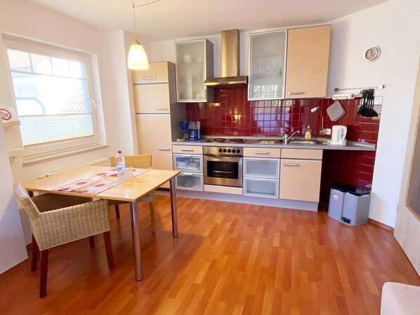 Køleskab, ovn, opvaskemaskine, kaffe-/temaskine