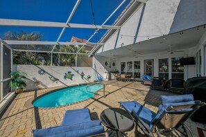 A heated pool - Destiny Casa: Luxury Home with Private Pool, & Resort Amenities, Golf Cart (Destin)