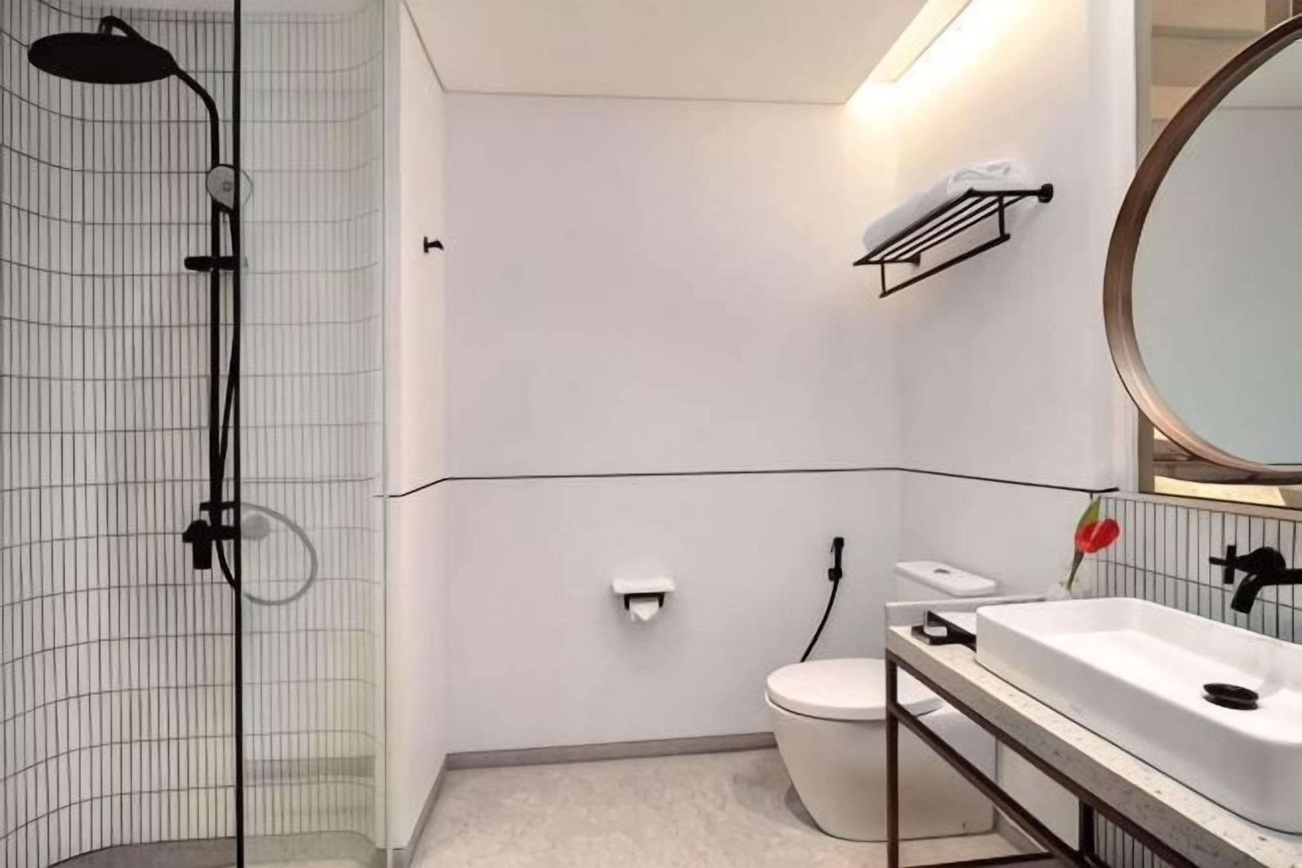 Shower, rainfall showerhead, towels