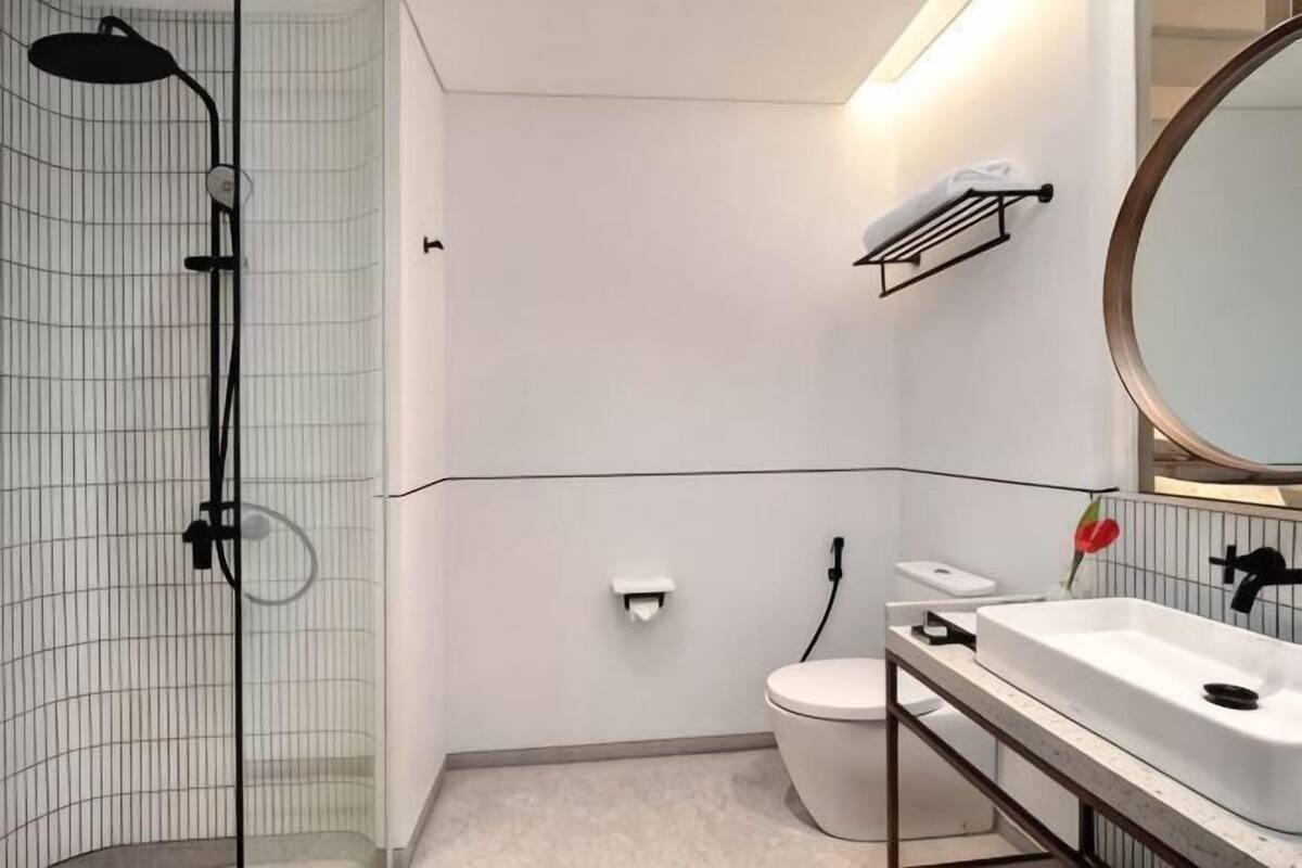 Shower, rainfall showerhead, towels
