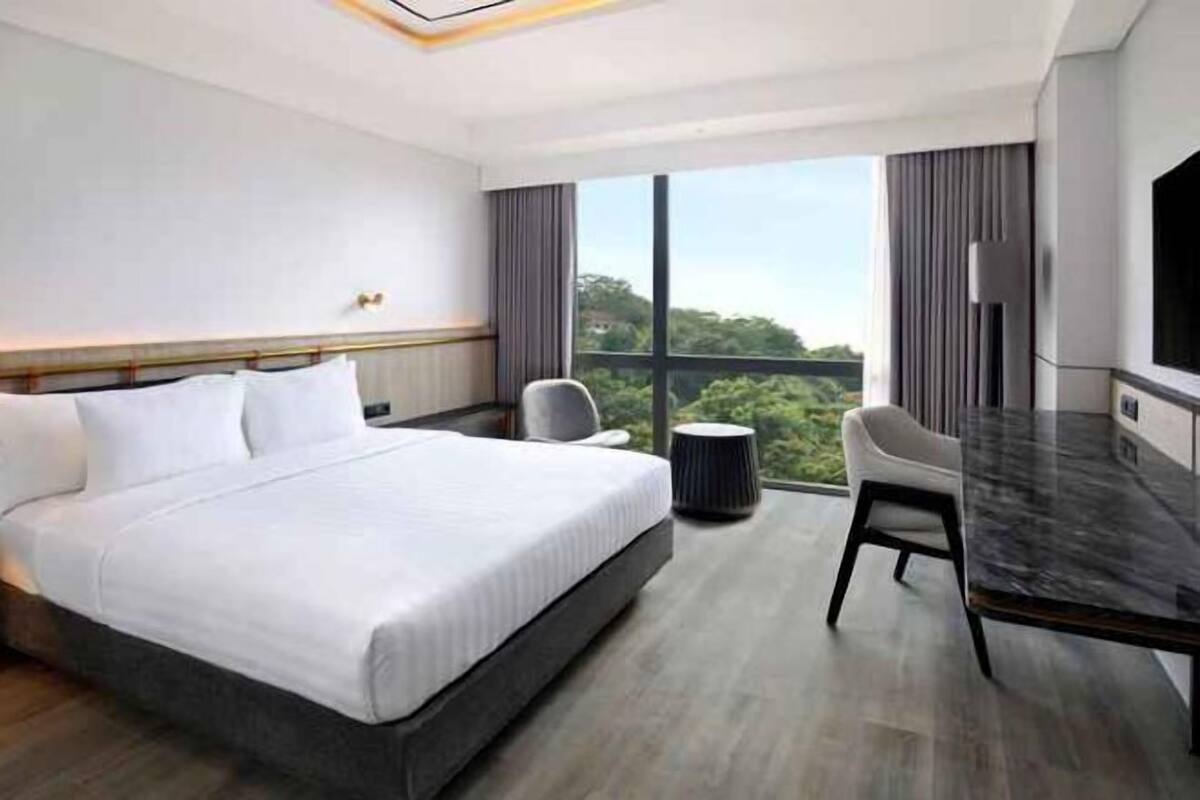 Desk, WiFi, bed sheets