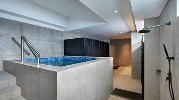 Una piscina al aire libre, sillones reclinables de piscina