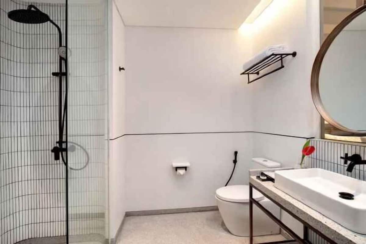 Shower, pancuran hujan, dan handuk