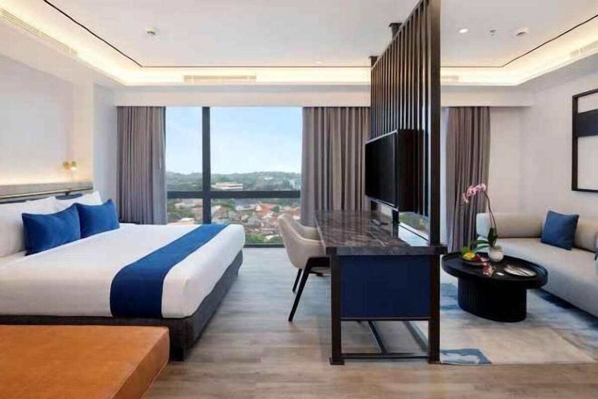 Desk, WiFi, bed sheets