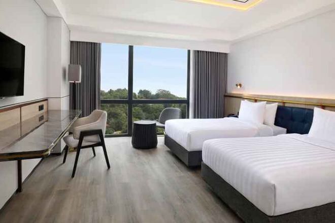 Escritorio, wifi y ropa de cama 