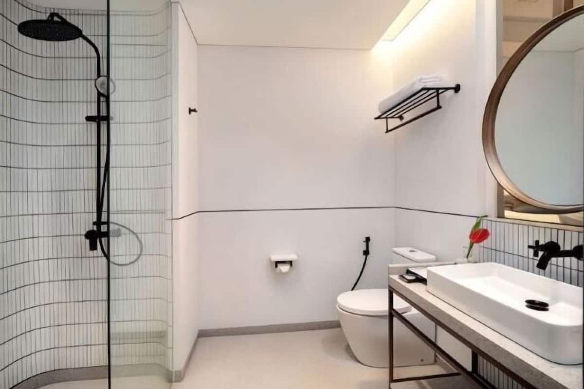 Shower, pancuran hujan, dan handuk