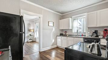 Réfrigérateur, micro-ondes, plaque de cuisson, lave-vaisselle