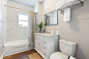 Combined shower/bathtub, hair dryer, towels, soap - Cute Cottage close in Downtown Waco close to Magnolia, Baylor Uni., Cameron Park (Waco)