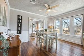 Dining - Cute Cottage close in Downtown Waco close to Magnolia, Baylor Uni., Cameron Park (Waco)