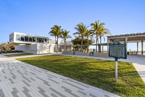 Property grounds - A spacious condo in beautiful Siesta Key, Heated Pool, Tennis, Waterfront Picnic (Siesta Key)