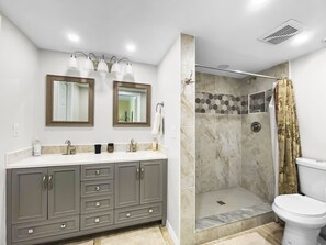 Combined shower/tub, hair dryer, towels