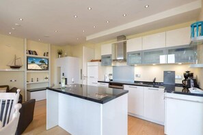 Geladeira, fogão, lava-louças, cafeteira/chaleira