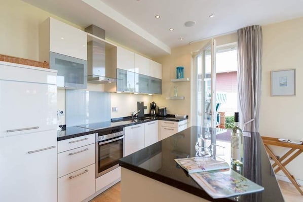 Køleskab, ovn, opvaskemaskine, kaffe-/temaskine