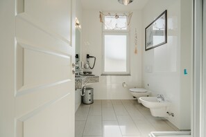 Doccia, asciugacapelli, asciugamani