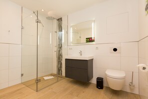 Een douche, een haardroger, handdoeken