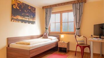 1 bedroom, desk, WiFi, bed sheets