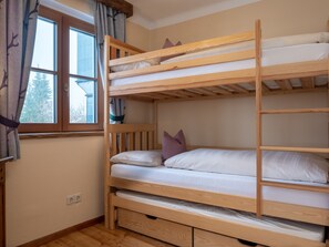 1 bedroom, desk, WiFi, bed sheets