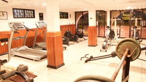 Ein Fitnessstudio mit Laufbändern, Ergometer und Crosstrainern.