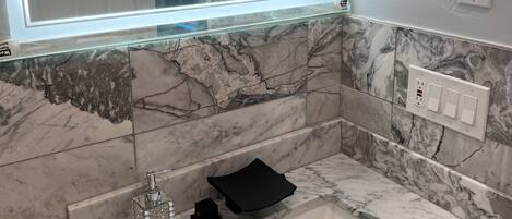 Combined shower/bathtub, hair dryer, towels, soap