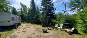 Caravane en bord de rivière à quelques secondes du parc provincial Bonnechere