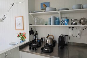 Kjøleskap, ovn, kokeplater og kaffetrakter/tekoker