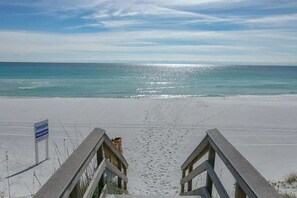 Beach nearby, sun loungers, beach towels - 3B/2B Condo with Amazing Resort Pool View (Destin)