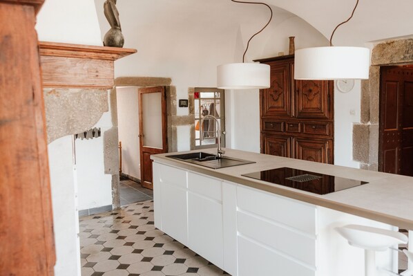 Kühlschrank, Mikrowelle, Ofen, Geschirrspüler