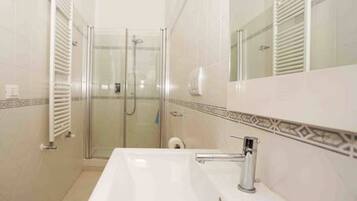 Douche, articles de toilette gratuits, sĂšche-cheveux, bidet