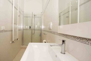 Dusche, kostenlose Toilettenartikel, Haartrockner, Bidet