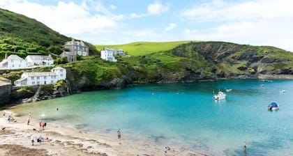Bosuns Locker - A perfect holiday home in Port Isaac, sleeps 4+dogs