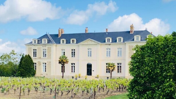 Un grand bâtiment de style classique, doté d’une façade symétrique, de nombreuses fenêtres et d’une entrée centrale.