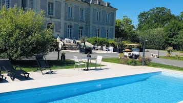 Piscine extérieure en saison