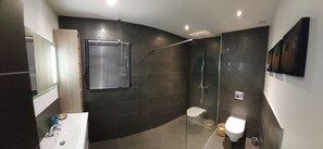 Bañera con ducha, papel higiénico
