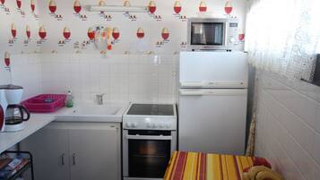 Réfrigérateur, four, cafetiÚre/bouilloire, grille-pain